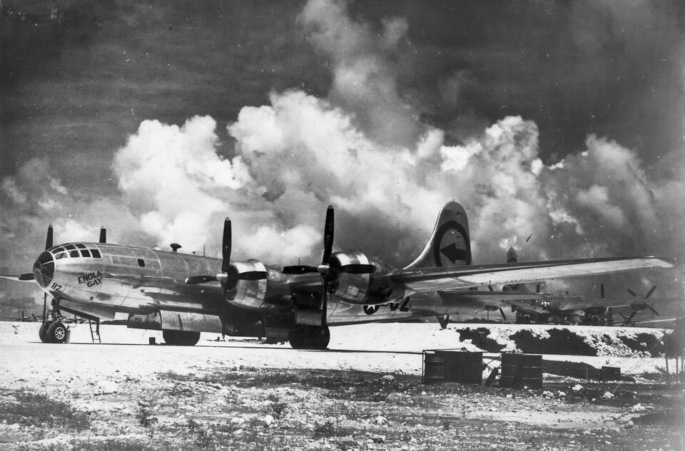 Weil er das Wort „Gay“ im Namen trug, flog der Bomber, mit Namen „Enola Gay“, der die Atombomben über Japan abwarf, ebenfalls raus.